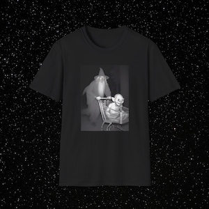 Koszulka z grafiką Fantasy Wizard Pushing Goblin, koszulka unisex dla miłośników fantasy, koszulka Magical Night, koszulka z grafiką Fantasy, unisex
