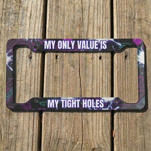 Puede incluir: Marco de matrícula negro con un diseño de placa de circuito en morado, turquesa y blanco. El texto "MY ONLY VALUE IS" está en la parte superior y "MY TIGHT HOLES" en la inferior, en letras blancas.