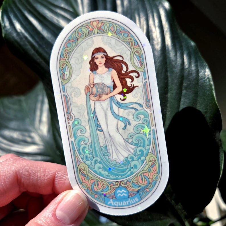 Pu&ograve; includere: Un adesivo con un'illustrazione del segno zodiacale dell'Acquario. L'opera raffigura una donna in abito bianco che versa acqua da un'anfora, con accenti blu e turchese. La parola "Aquarius" &egrave; scritta in basso.