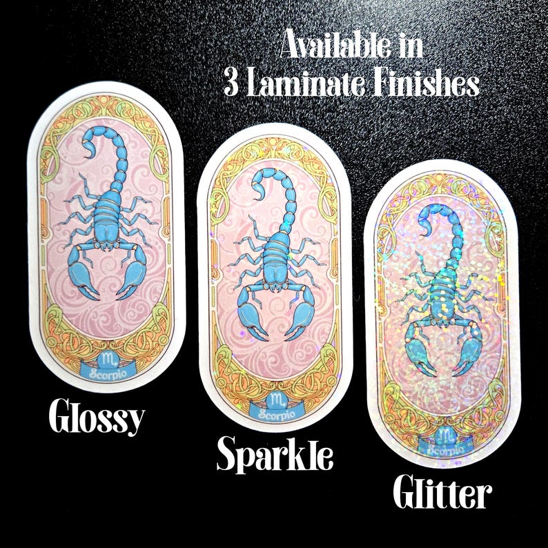 Puede incluir: Tres pegatinas ovaladas con un dise&ntilde;o de escorpi&oacute;n azul, enmarcadas por un borde dorado y rosa. Las pegatinas est&aacute;n etiquetadas como "Glossy", "Sparkle" y "Glitter", con el texto "Available in 3 Laminate Finishes" en la parte superior.