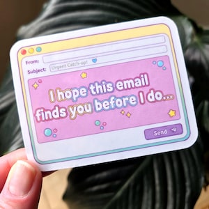 Puede incluir: Una pegatina rectangular con un tema de correo electrónico pastel. La pegatina presenta el texto "I hope this email finds you before I do..." en letras de burbujas coloridas. El diseño incluye estrellas, círculos y un botón "Enviar".