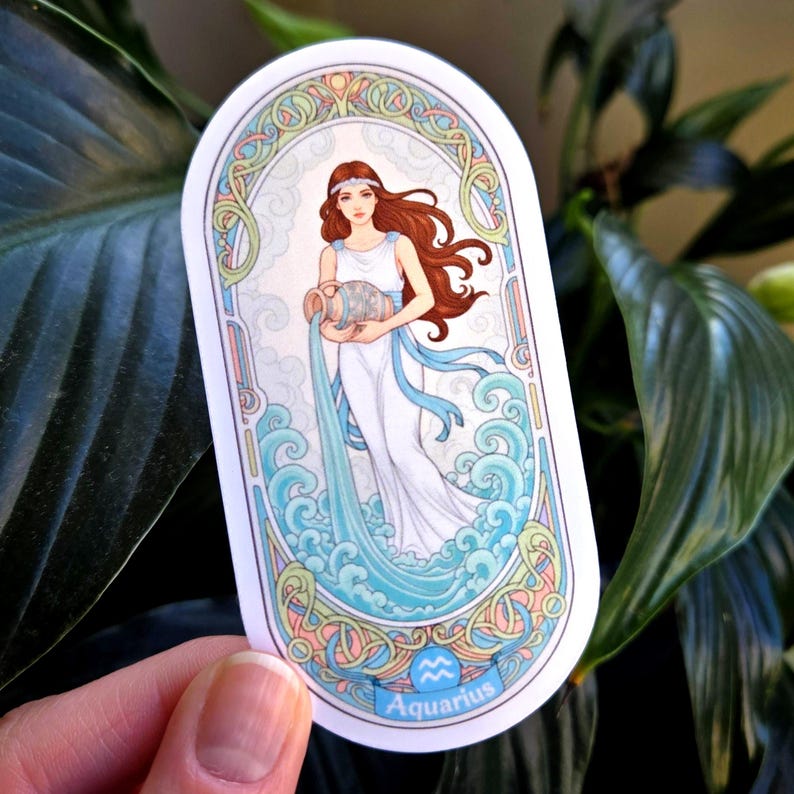 Pu&ograve; includere: Un adesivo ovale con un'illustrazione del segno zodiacale dell'Acquario. Una donna in abito bianco versa acqua da un vaso. Il design include colori blu, turchese e pastello con la parola "Aquarius" in basso.