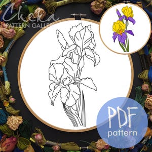 Può includere: Un motivo di ricamo floreale in bianco e nero di iris in un telaio di legno. Una piccola illustrazione a colori del fiore è in alto a destra. Il testo "PDF pattern" è in un cerchio blu. Il testo "Cherka Pattern Gallery" è in alto a sinistra.