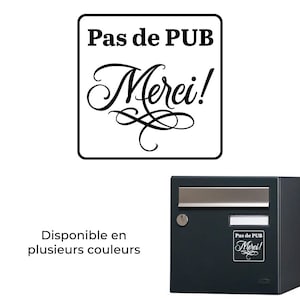 Könnte beinhalten: Ein schwarzer Briefkasten mit einem silbernen Schlitz und einem weißen Aufkleber mit dem Text "Pas de PUB Merci!" in schwarzer Schrift. Der Text "Disponible en plusieurs couleurs" ist ebenfalls sichtbar.