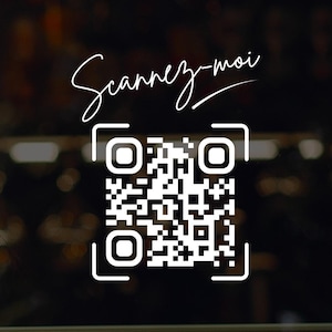 Peut inclure: Un code QR noir et blanc avec le texte "Scannez-moi" au-dessus.