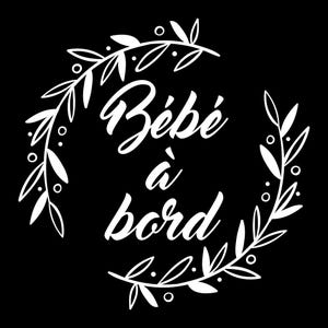 Peut inclure: Texte blanc sur fond noir avec une couronne de fleurs autour. Le texte dit "Bébé à bord".