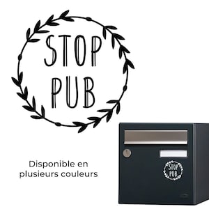 Op de afbeelding: Zwart-witte sticker met de tekst "STOP PUB" in een kransontwerp. De sticker wordt getoond op een grijze brievenbus.