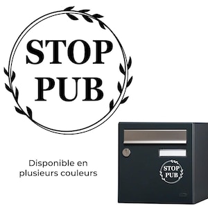 Op de afbeelding: Zwart-witte sticker met de tekst "STOP PUB" in een cirkel met bladeren. De sticker zit op een grijze brievenbus.