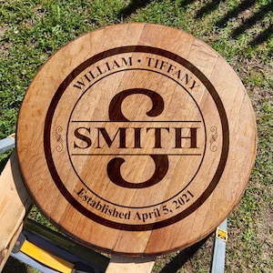 Gegraveerde Bourbon Barrel Head voor jubileum of bruiloft gastenboek