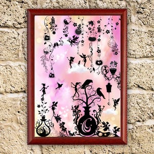 Könnte beinhalten: Ein gerahmter Druck mit einem fantasievollen Design, das Silhouetten von Feen, Vögeln und Flaschen vor einem rosa und gelben Aquarellhintergrund zeigt.