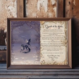 Könnte beinhalten: Gerahmte Illustration einer fabelhaften Kreatur, die einem Wolf ähnelt, und eines Vogels vor einem Sternenhimmel. Das Kunstwerk enthält Text auf Französisch und Englisch mit dekorativem Rand. Der Rahmen ist braun.