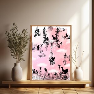 Può includere: Uno sfondo acquerellato rosa e bianco con silhouette nere di uccelli, fate e altre creature fantasiose. L'immagine presenta una casetta per uccelli appesa, un lampione e una varietà di fiori e piante.