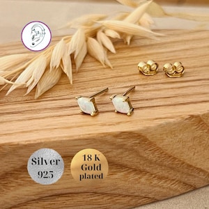 White Opal Tiny 24-karaats vergulde zilveren oorknopjes. Opaalranden, oorstapelen, cadeau-idee voor haar, zilveren oorstekers, kleine edelsteenstekers