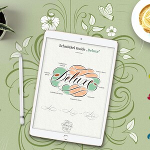 May include: A digital tablet displaying a guide to calligraphy with the word "Deluxe" written in a decorative script. The guide shows different types of flourishes and swirls, with labels in German. The tablet is on a green background with floral designs.
