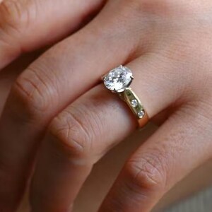 Oval Moissanit Verlobungsring 14K Gelbgold Hidden Halo Versprechen Ring Jubiläum Geschenk für Sie