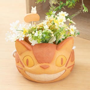 Puede incluir: Un letrero de madera rústica con la frase "Welcome to our home" en letras blancas. El letrero presenta un acabado envejecido y un diseño sencillo y acogedor.