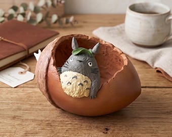 Capa para vaso de bolota do filme Meu Vizinho Totoro, do Studio Ghibli, enviada do Japão.