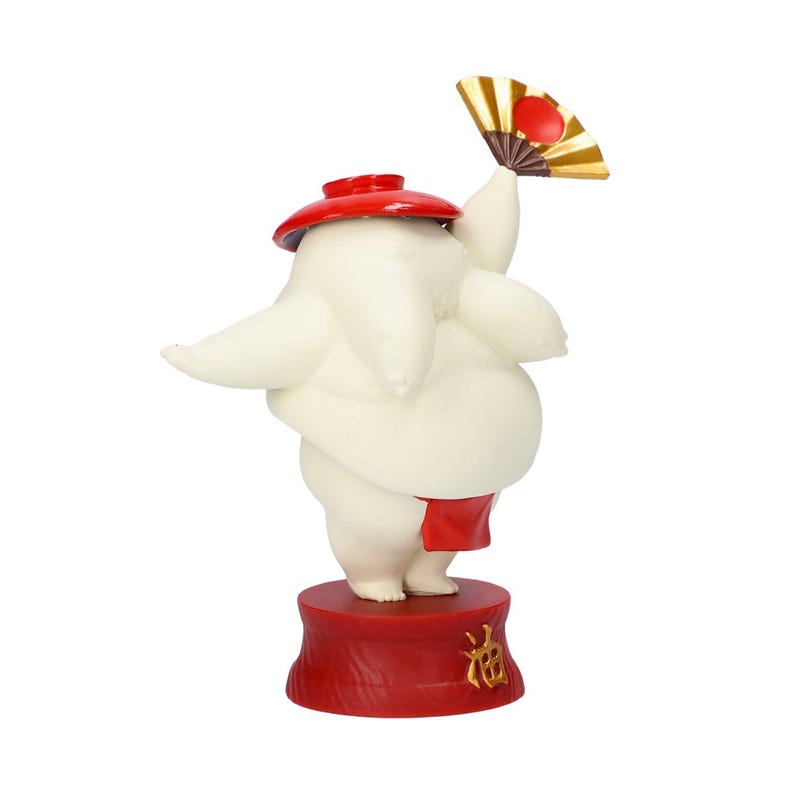 Peut inclure: Figurine blanche repr&eacute;sentant un lutteur de sumo avec un chapeau et un pagne rouges, tenant un &eacute;ventail dor&eacute; et rouge. La figurine est sur une base rouge avec des caract&egrave;res japonais dor&eacute;s.