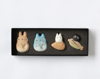 Conjunto oficial de descansos para pauzinhos do filme Meu Vizinho Totoro, do Studio Ghibli, em cerâmica Shigaraki.