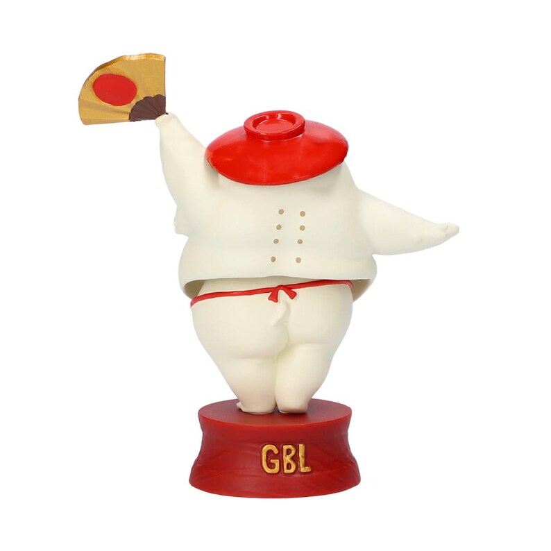 Peut inclure: Figurine en c&eacute;ramique d'un lutteur de sumo, vue de dos, portant un chapeau et un pagne rouges. Le lutteur tient un &eacute;ventail avec un cercle rouge. La figurine est sur une base rouge avec les lettres "GBL" en or.