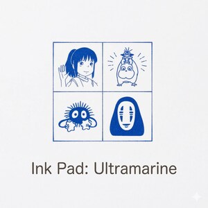 Puede incluir: Almohadilla de tinta cuadrada con cuatro ilustraciones azules de personajes de una pel&iacute;cula de animaci&oacute;n japonesa. El texto "Ink Pad: Ultramarine" est&aacute; impreso debajo. Las ilustraciones incluyen una ni&ntilde;a saludando, una peque&ntilde;a criatura con sombrero, un duende de holl&iacute;n y una figura enmascarada.