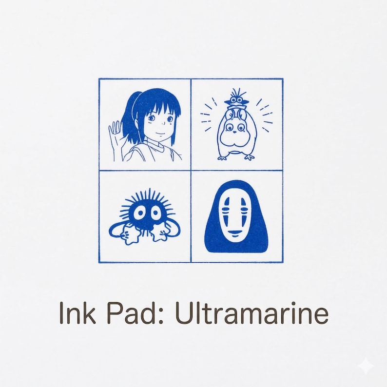 Puede incluir: Almohadilla de tinta cuadrada con cuatro ilustraciones azules de personajes de una pel&iacute;cula de animaci&oacute;n japonesa. El texto "Ink Pad: Ultramarine" est&aacute; impreso debajo. Las ilustraciones incluyen una ni&ntilde;a saludando, una peque&ntilde;a criatura con sombrero, un duende de holl&iacute;n y una figura enmascarada.