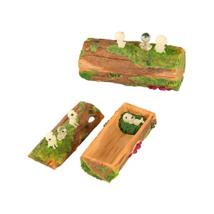 Pode incluir: Figuras de troncos de madeira em miniatura com musgo e pequenas figuras brancas. Um tronco est&aacute; aberto, revelando uma pequena figura sobre uma cama verde. Os outros troncos t&ecirc;m pequenas figuras em cima. Os troncos s&atilde;o castanhos com musgo verde.