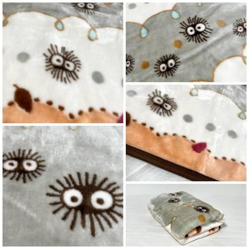 Peut inclure: Une couverture pli&eacute;e avec un motif r&eacute;p&eacute;t&eacute; de cr&eacute;atures de dessins anim&eacute;s aux grands yeux et aux corps &eacute;pineux. La couverture a une palette de couleurs grise, blanche et marron avec une texture douce et moelleuse. Le design comprend des accents marron, gris et bleu clair.