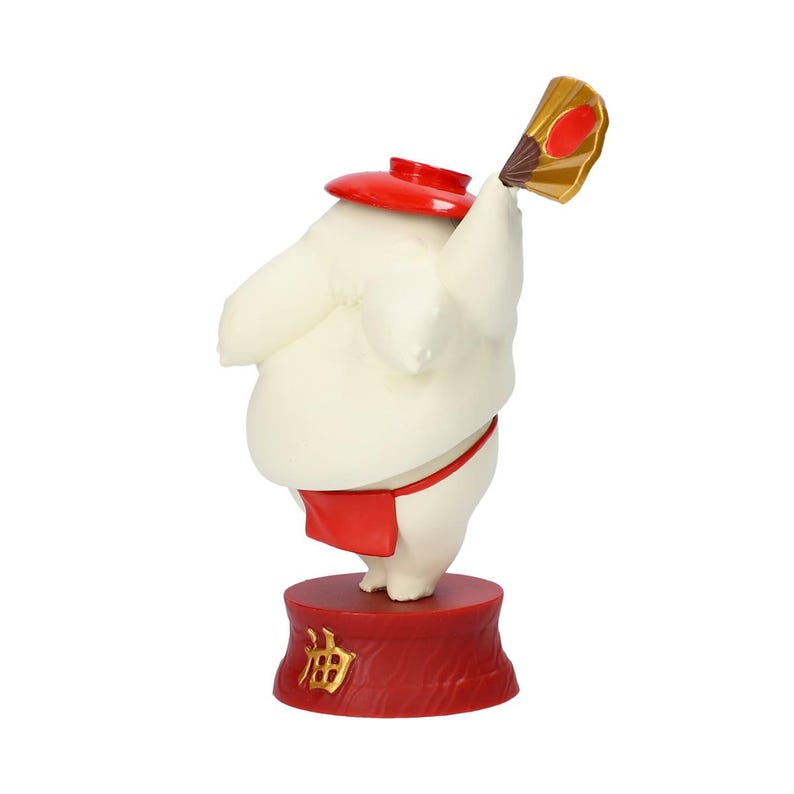 Peut inclure: Figurine d'un personnage blanc et dodu, portant un chapeau et un pagne rouges, tenant un &eacute;ventail dor&eacute; avec un cercle rouge. La figurine repose sur une base rouge avec des caract&egrave;res japonais.