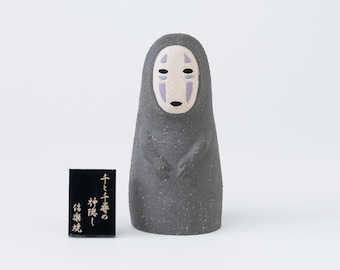 Estatueta Shigaraki do Sem Rosto de A Viagem de Chihiro, peça oficial do Studio Ghibli em cerâmica japonesa.