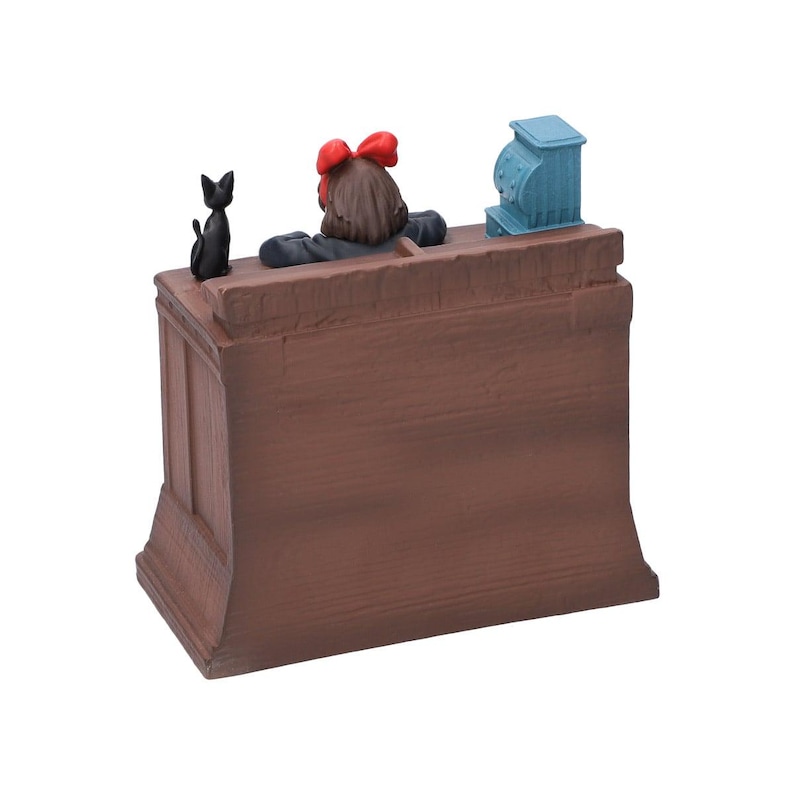 Pode incluir: Uma estatueta de mesa marrom com uma figura com um la&ccedil;o vermelho, um gato preto e uma caixa registradora azul. A estatueta &eacute; uma representa&ccedil;&atilde;o tridimensional detalhada de uma cena.