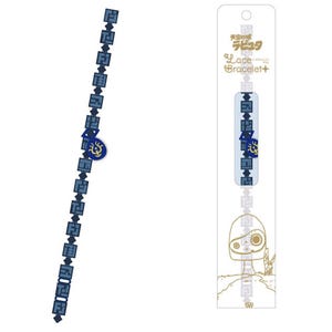 K&ouml;nnte beinhalten: Ein blau-goldenes Spitzenarmband mit passender Karte. Das Armband hat eine Reihe blauer quadratischer Glieder mit einem goldenen Emblem. Die Karte hat japanischen Text und eine Cartoon-Illustration.