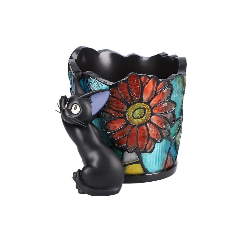 K&ouml;nnte beinhalten: Schwarze Katzenfigur mit einem Buntglasdesign mit einer roten Blume und blauen und gr&uuml;nen Akzenten. Die Katze h&auml;lt einen schwarzen und blauen Pinsel.