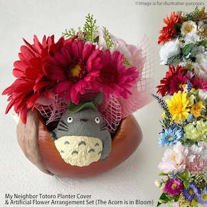 Puede incluir: Un juego de tres tazas de cerámica con un acabado mate moteado. Las tazas son de color crema, gris claro y gris oscuro. Cada taza tiene un diseño simple y minimalista y un asa redondeada.