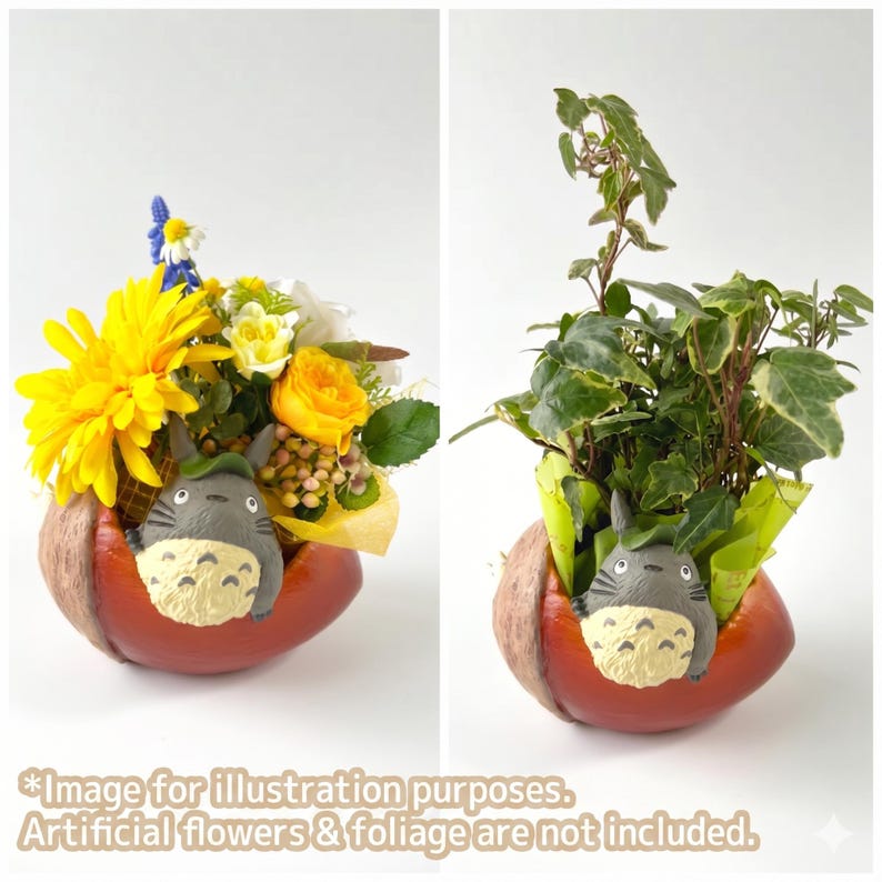 K&ouml;nnte beinhalten: Zwei Bilder eines dekorativen Pflanzgef&auml;&szlig;es mit einer Totoro-Figur. Ein Pflanzgef&auml;&szlig; enth&auml;lt gelbe Blumen und Gr&uuml;nzeug, das andere gr&uuml;nen Efeu. Die Pflanzgef&auml;&szlig;e sind rot-orange und haben eine strukturierte Oberfl&auml;che.