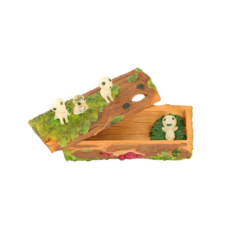 Pode incluir: Uma caixa de bugigangas de madeira com tampa articulada, decorada com esp&iacute;ritos Kodama em miniatura e musgo. A caixa est&aacute; aberta, revelando uma figura de Kodama aninhada em um leito de verde. O exterior &eacute; pintado para se assemelhar a um tronco.