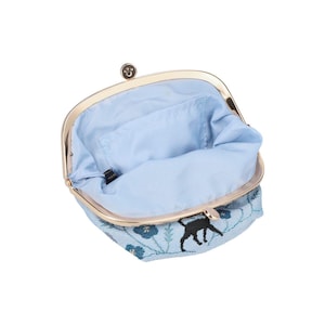 Op de afbeelding: Een set van drie keramische potten met deksels, met een geometrisch patroon in blauw, wit en grijs. De potten vari&euml;ren in grootte, geschikt voor opslag in de keuken.