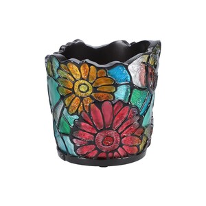 K&ouml;nnte beinhalten: Ein Kerzenhalter aus Buntglas mit floralem Design. Der Halter ist in verschiedenen Farben gehalten, darunter Rot, Gelb, Blau und Gr&uuml;n.
