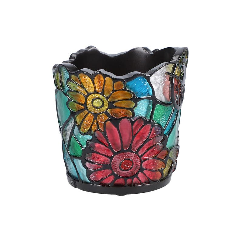 K&ouml;nnte beinhalten: Ein Kerzenhalter aus Buntglas mit floralem Design. Der Halter ist in verschiedenen Farben gehalten, darunter Rot, Gelb, Blau und Gr&uuml;n.