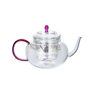 Puede incluir: Una tetera de cristal transparente con un asa morada y un pomo a juego en la tapa. El cuerpo de la tetera est&aacute; decorado con un gr&aacute;fico de un gato negro sentado entre flores amarillas y moradas. Tiene una peque&ntilde;a etiqueta blanca con texto adherida.