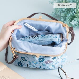 May include: A blue floral patterned handbag with a gold clasp and brown handle. The bag is open, revealing a light blue interior and a matching floral patterned pouch. A white pen and a smartphone are inside the bag. The text "使用イメージ" is visible.