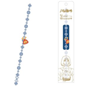 Op de afbeelding: Een lichtblauwe kanten armband met een cartoon vuur karakter bedel. De armband heeft bloem- en cirkelaccenten. De verpakking bevat de tekst "Lace Bracelet+" en een karakterillustratie.