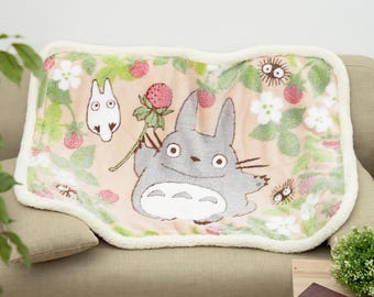 Manta de colo infantil oficial do Studio Ghibli, inspirada em Meu Vizinho Totoro e morangos.