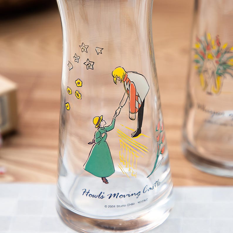 Puede incluir: Un letrero de madera r&uacute;stica con el texto "Welcome to our home" en letras blancas. El letrero presenta un acabado envejecido y un dise&ntilde;o sencillo y acogedor, perfecto para un porche o entrada.