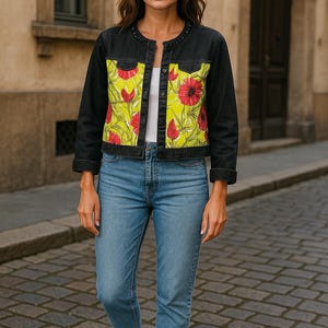 Handgemaakt geüpcycled zwart spijkerjack – maat Large – 3/4-mouw met kralenrand – uitsnijdingen met bloemenapplicaties – boho-statementstuk