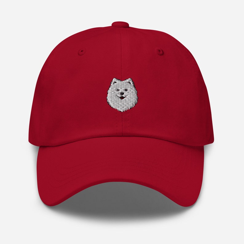 Casquette Spitz Japonais Brodée Élégance Canine pour Amoureux des Chiens Confort et Style Idéal comme Cadeau pour Admirateurs de Spitz Cranberry