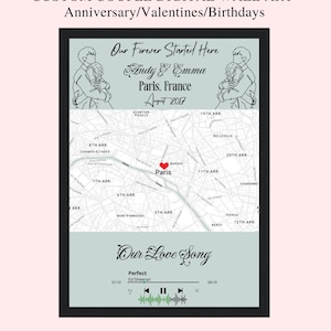 Op de afbeelding: Een digitale wandkunstprint met een kaart van Parijs, Frankrijk, met een rood hart dat een locatie markeert. De tekst "Our Forever Started Here" staat boven de kaart, gevolgd door de namen "Andy & Emma" en de datum "August 2017". Onder de kaart staat de tekst "Our Love Song" met de titel van het nummer "Perfect" van Ed Sheeran.