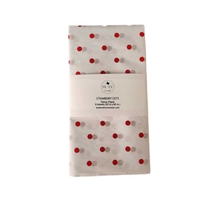 Puede incluir: Un paquete de 6 hojas de papel de seda blanco con lunares rojos. El papel de seda mide 50,8 cm x 76,2 cm. El paquete está etiquetado con "Strawberry Dots Tissue Paper" y "Texas Craft Connection".