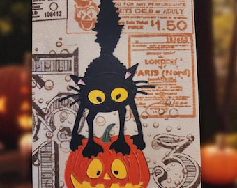 Tarjeta de Halloween: Gato negro sobre una calabaza