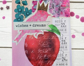 Tarjeta de cumpleaños "Deseos y sueños" - Collage de técnica mixta con pájaro sobre una manzana